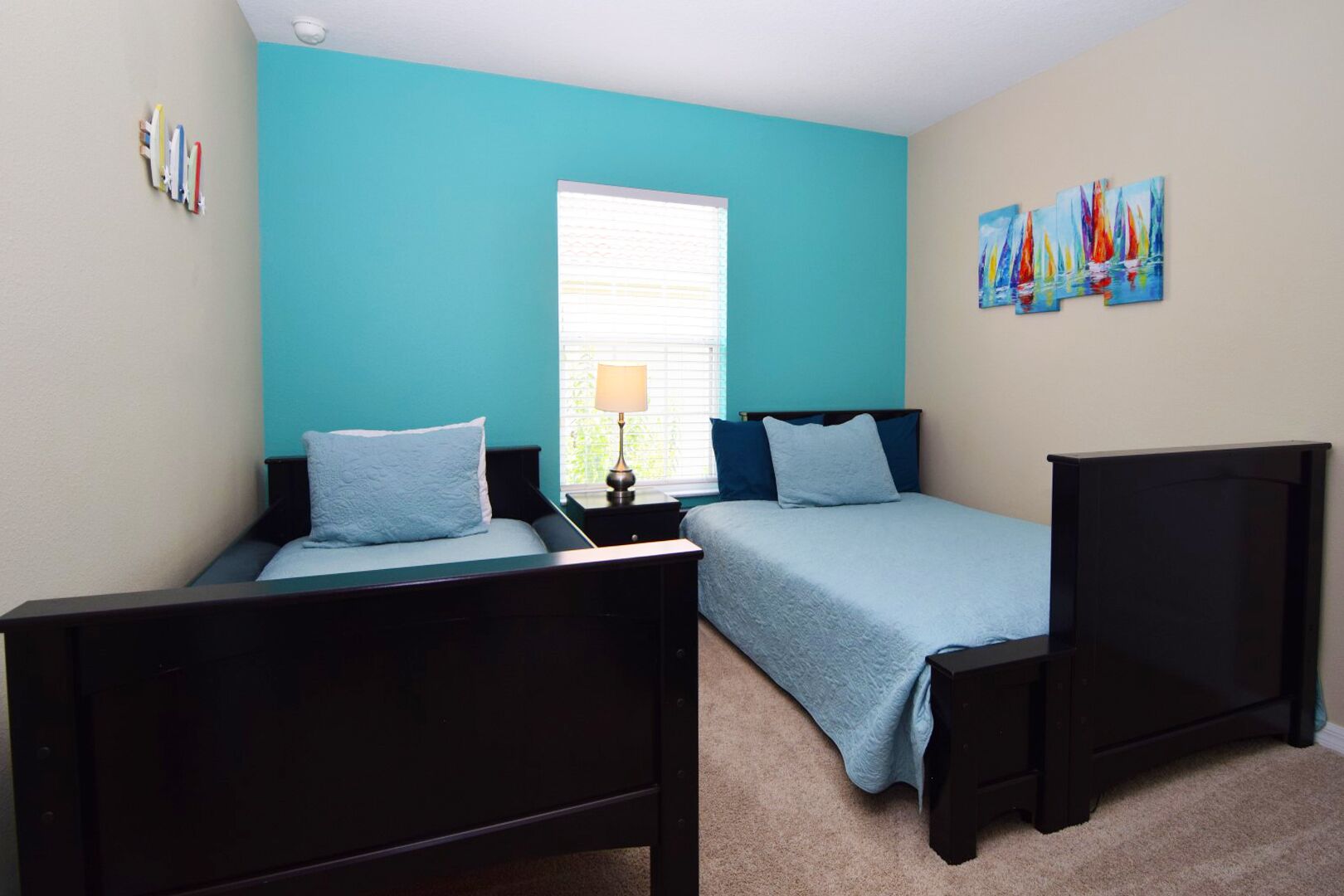 Stylish 5 bedroom/4 bath townhome, splash pool, resort amenities, Disney 6 miles