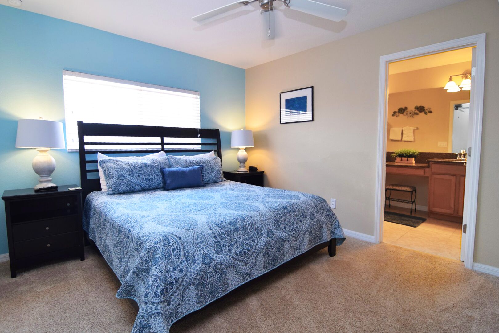 Stylish 5 bedroom/4 bath townhome, splash pool, resort amenities, Disney 6 miles