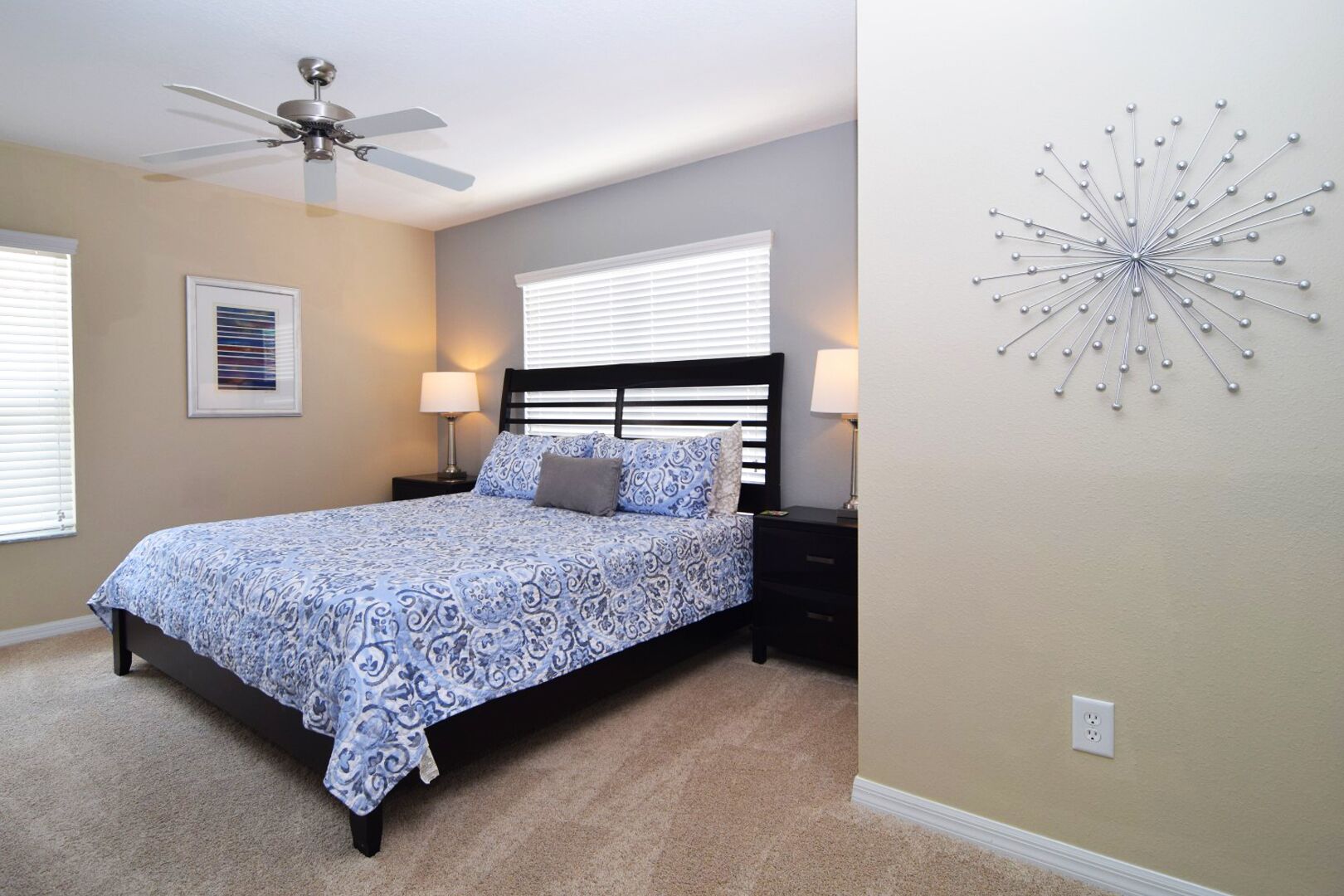 Stylish 5 bedroom/4 bath townhome, splash pool, resort amenities, Disney 6 miles