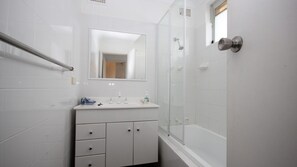 Combined shower/tub
