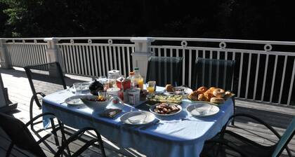 Country home 5 bdrs, 6 baths, yoga/art studio, large garden near wineries +beach