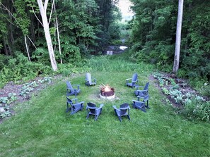 Property grounds - Country home 5 bdrs, 6 baths, yoga/art studio, large garden near wineries +beach (Consecon)