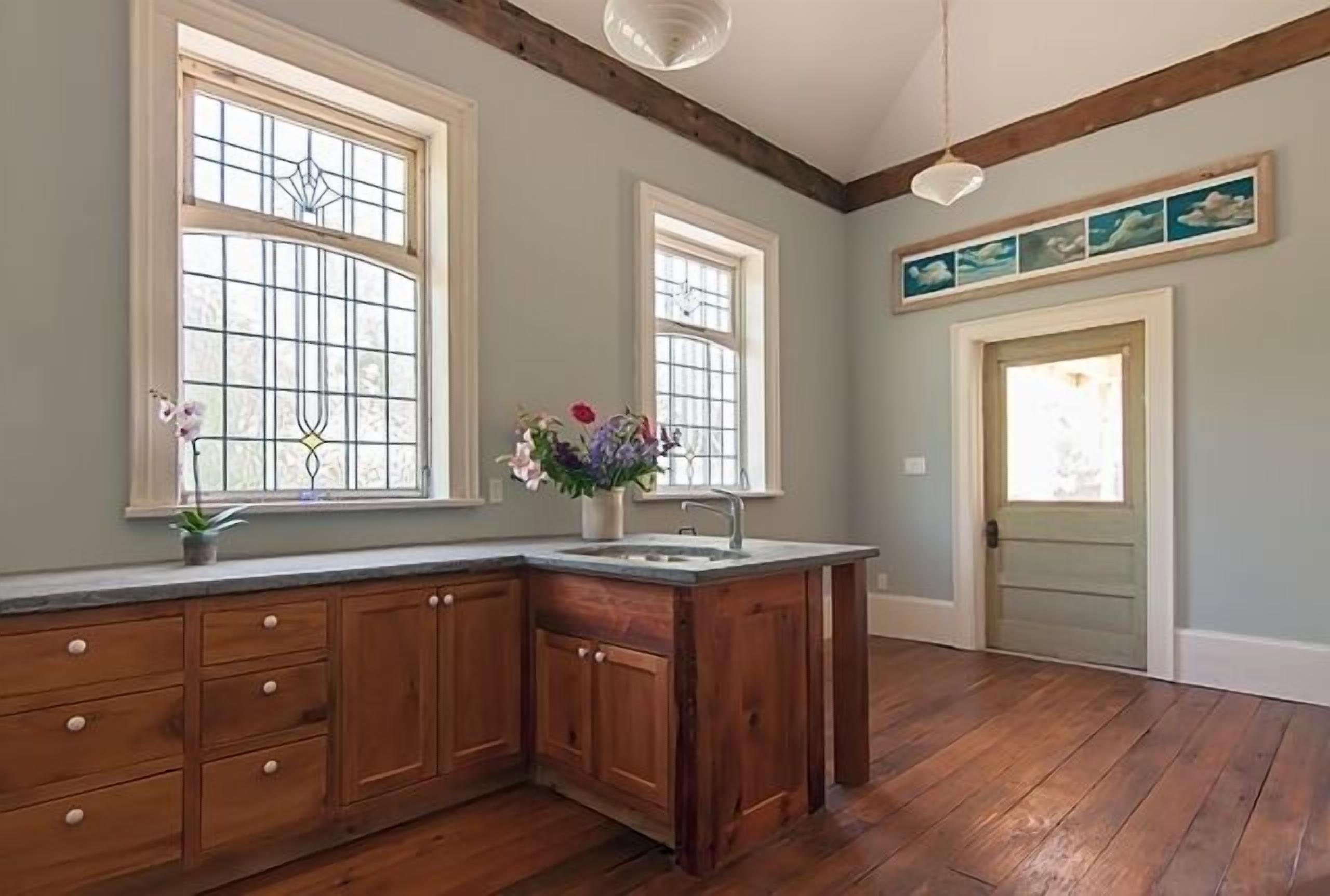 Country home 5 bdrs, 6 baths, large garden near wineries +beach