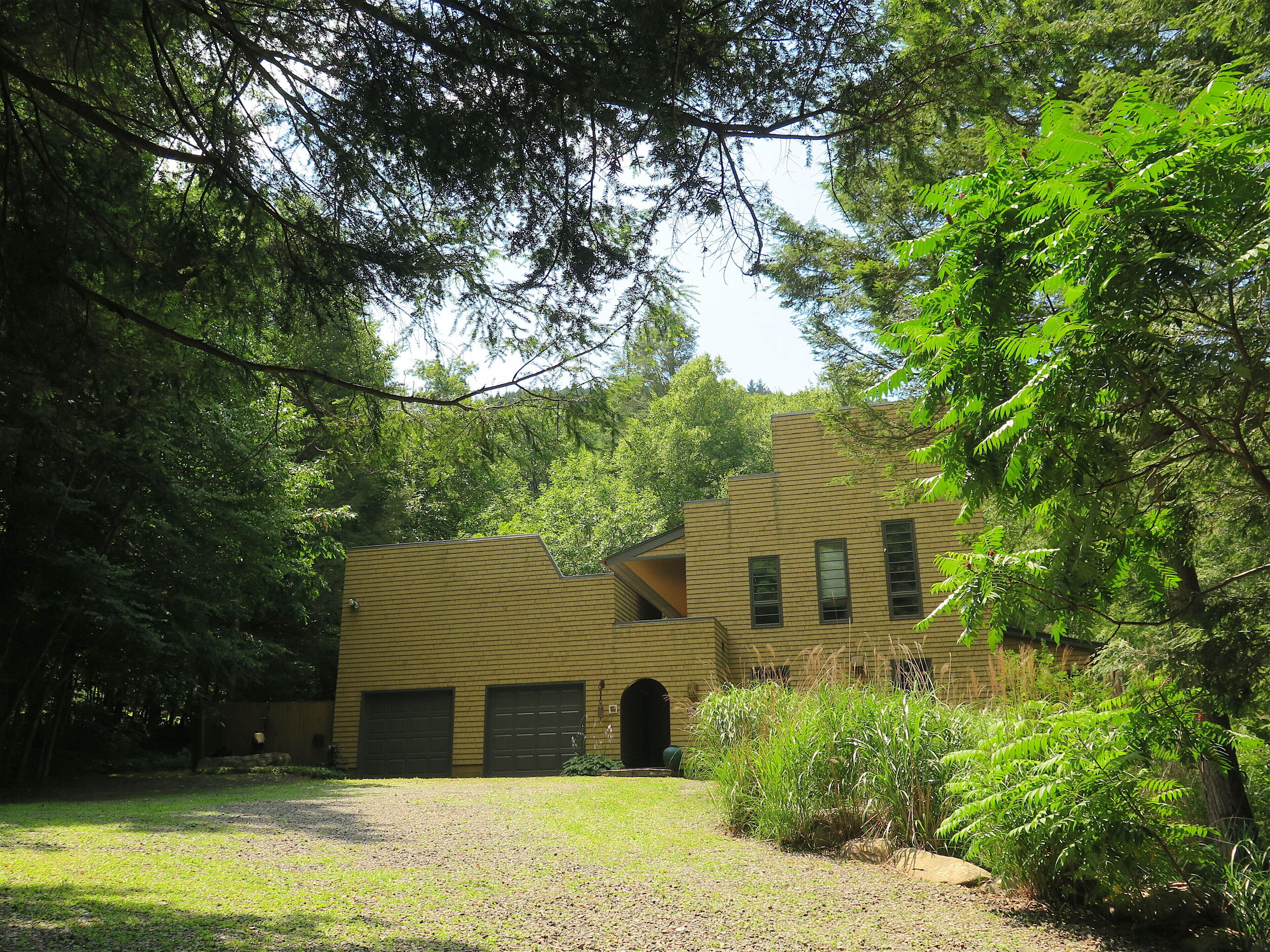 A great escape; secluded but close to all - contemporary home, mountain views