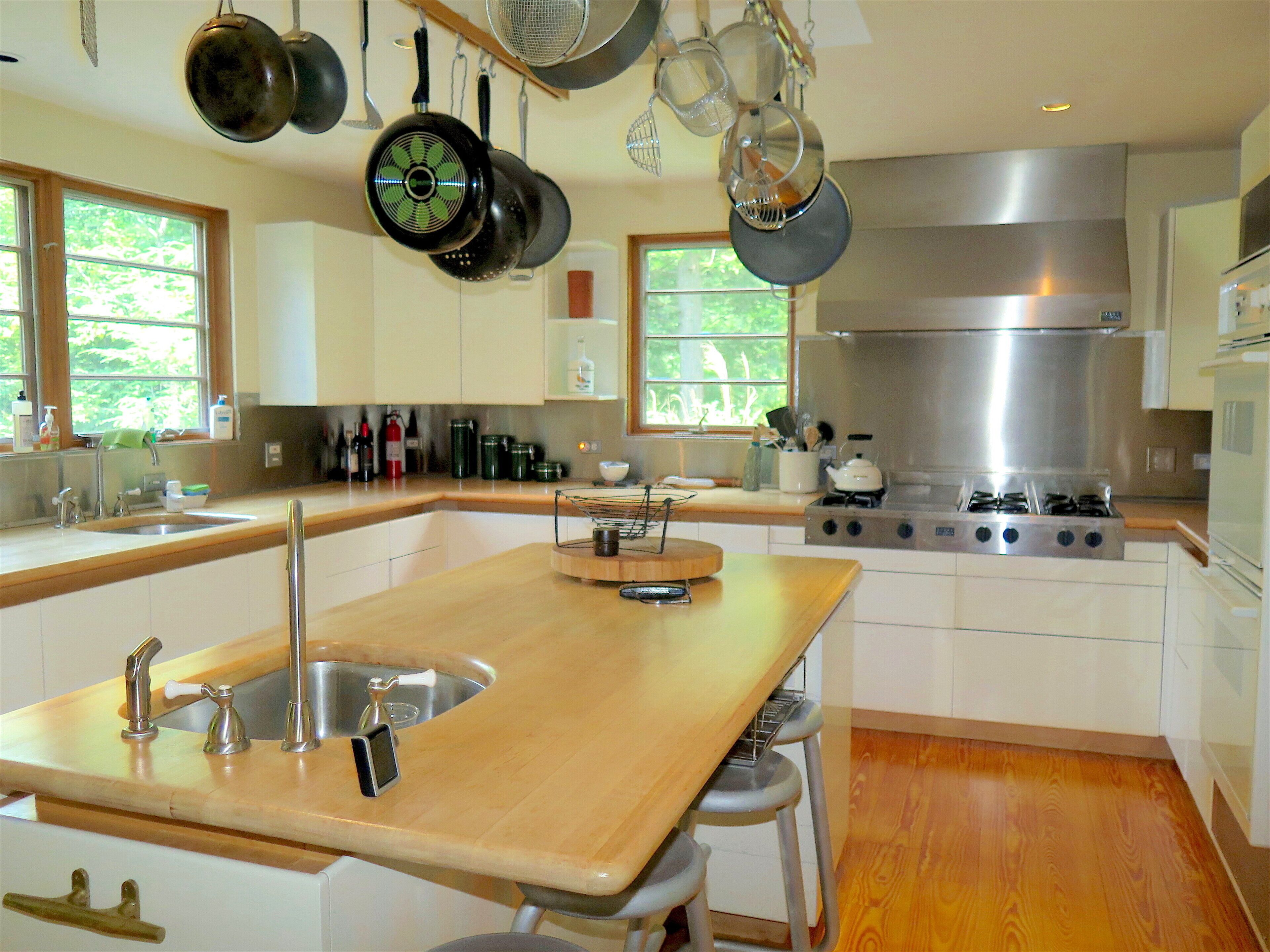 A great escape; secluded but close to all - contemporary home, mountain views