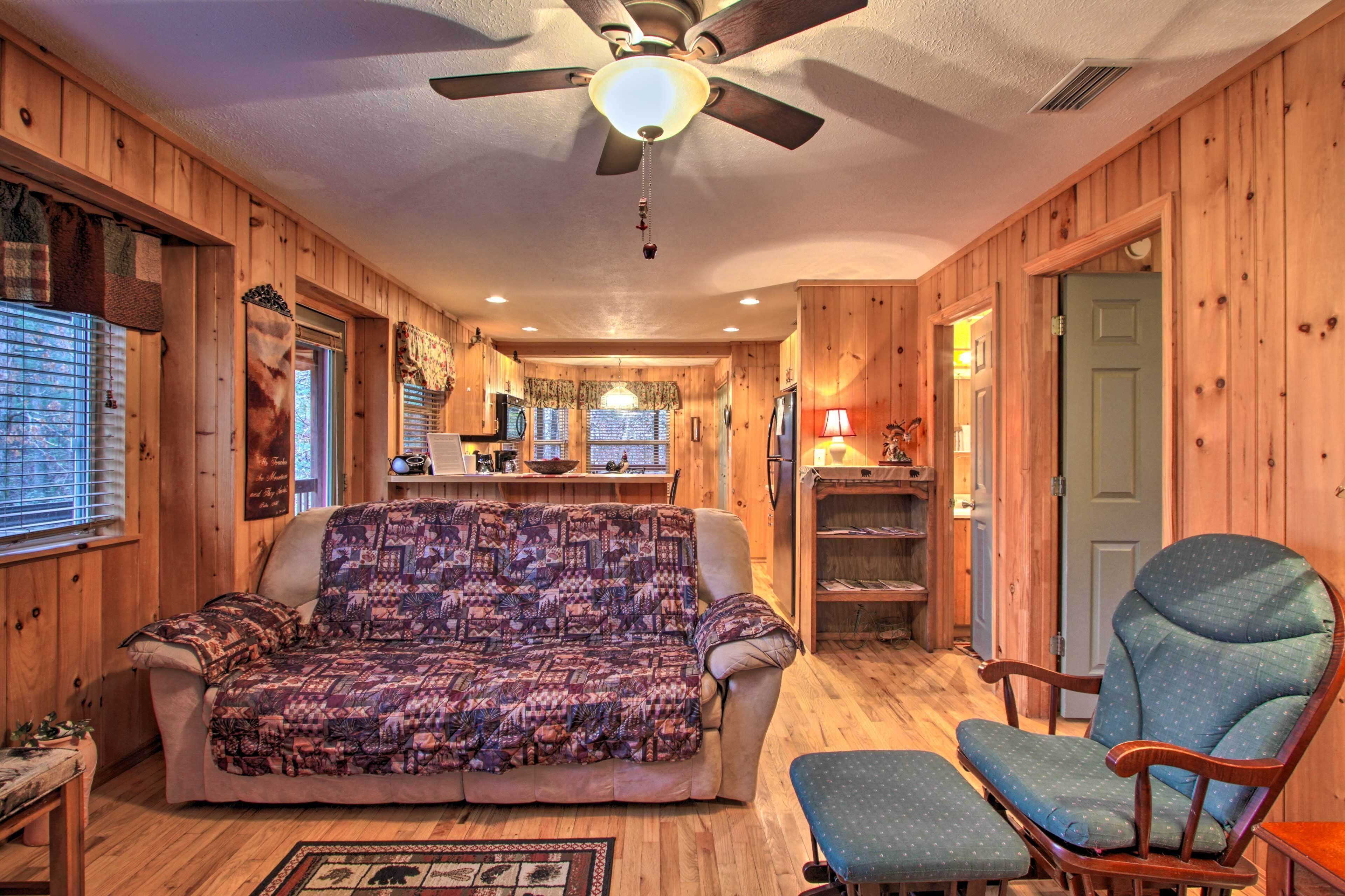 Private Gatlinburg Cabin: Pet Friendly w/ Hot Tub!