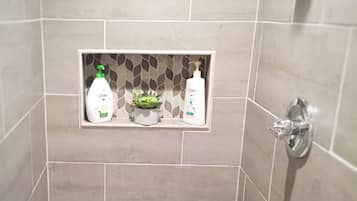 Séchoir à cheveux, serviettes fournies, savon, shampooing
