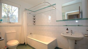 Ducha y bañera combinadas y toallas