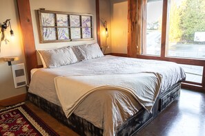 2 bedrooms, iron/ironing board, WiFi, bed sheets - Central ukee ocean view condo (Ucluelet)