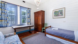 5 bedrooms, iron/ironing board, WiFi, bed sheets