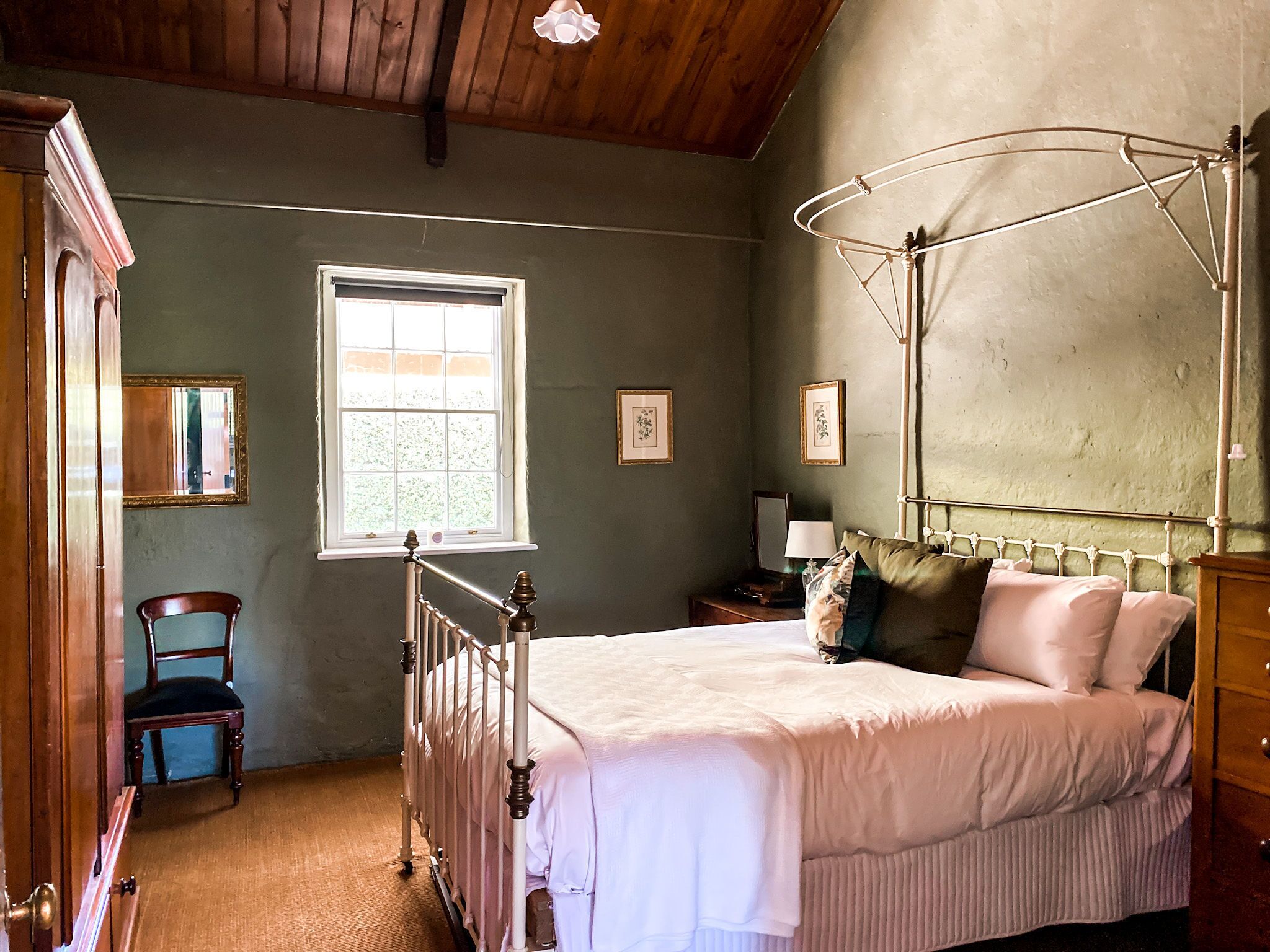 Mt Mitchell Cottage - Romantic Holiday Village