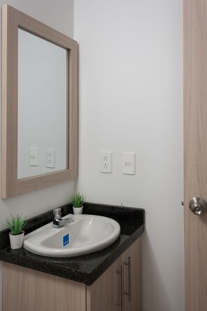 Dusche, Handtücher, Toilettenpapier