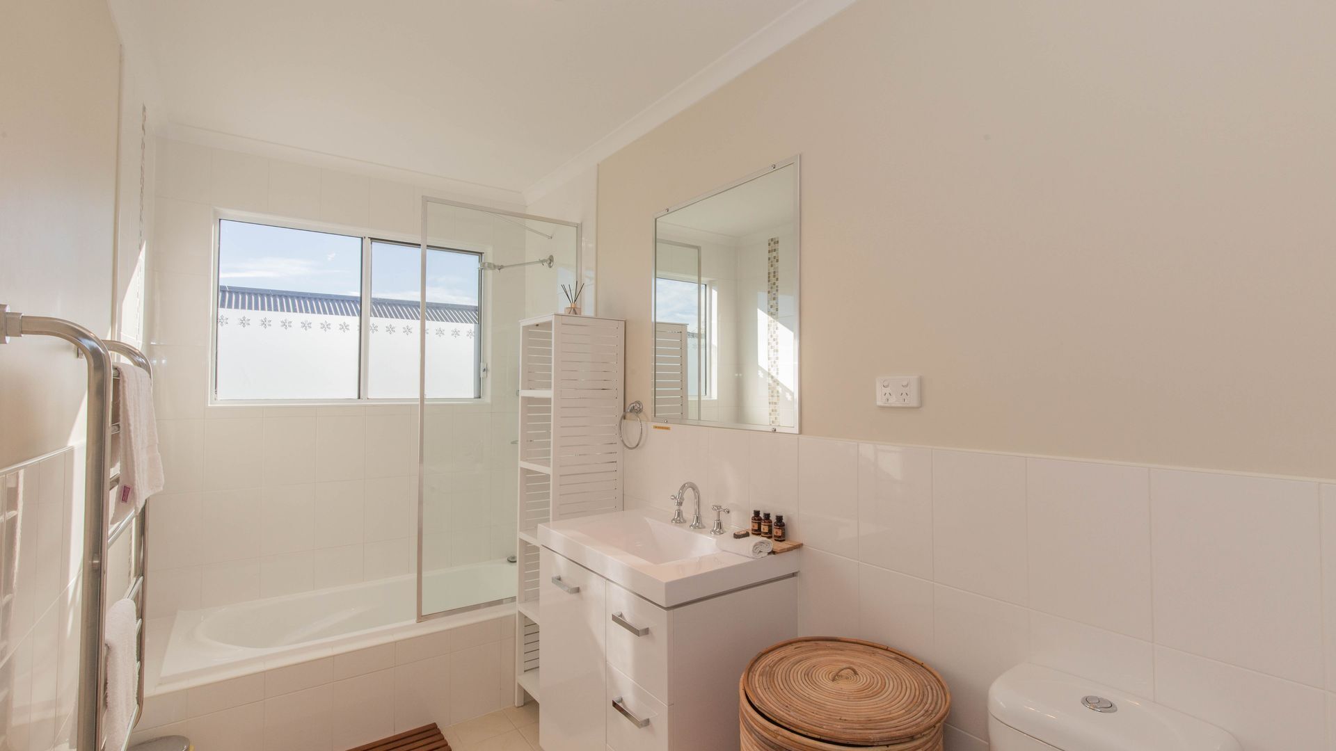 St Helenas - 5 Twynam Street — image 11