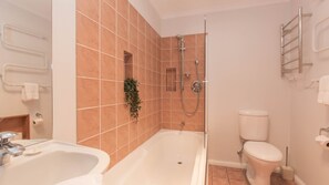 Combined shower/bathtub, towels - Wendaleigh - 5/26 Clyde Street (Jindabyne)