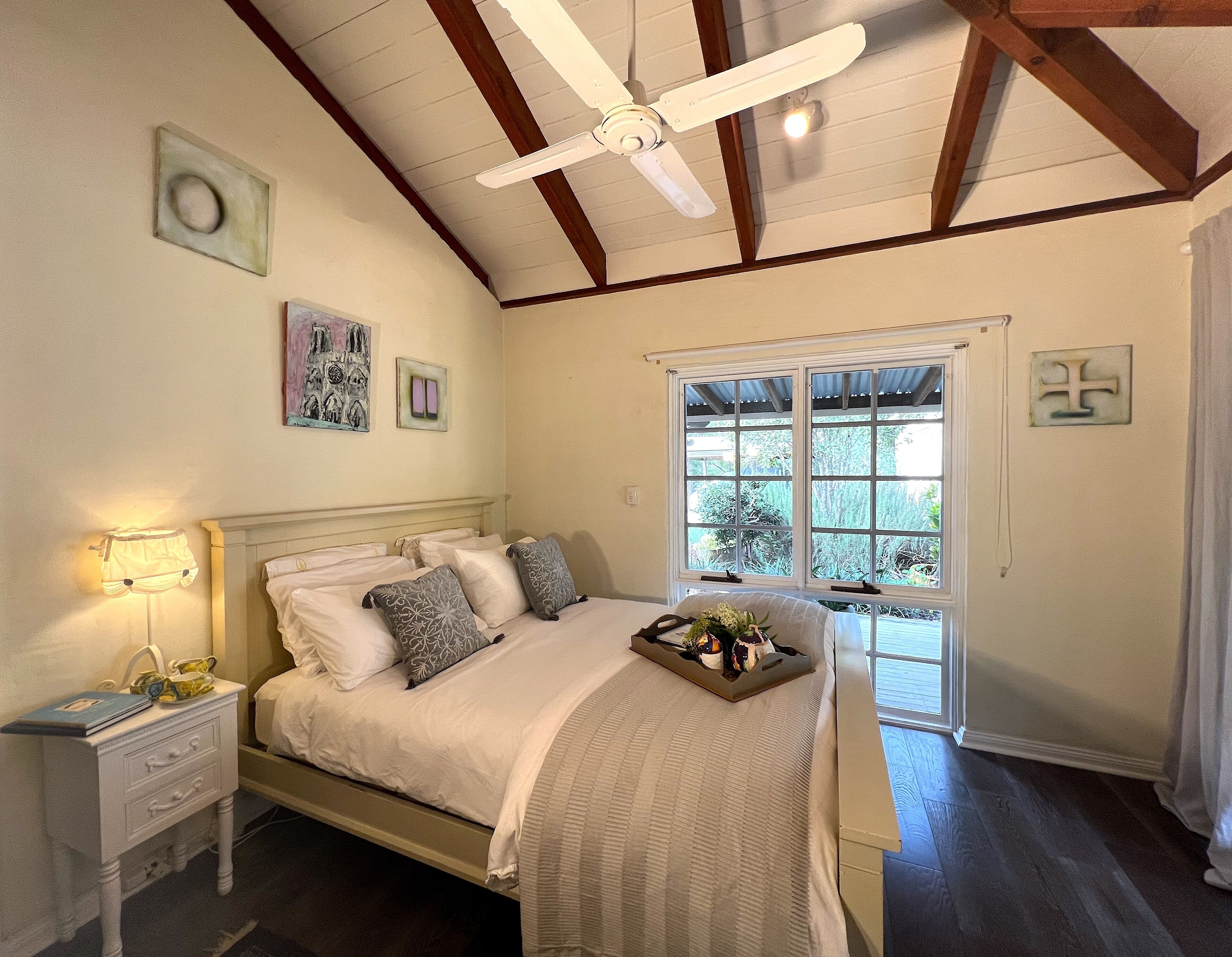 4 عدّة غرف نوم ومكتب ومكواة/لوح كي وسرير سفر