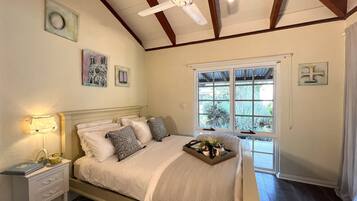 4 makuuhuonetta, työpöytÀ, silitysrauta/-lauta, vauvan matkasÀnky