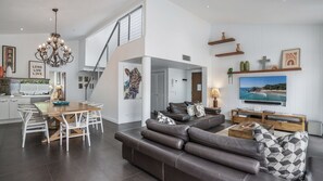 Smart-TV, Kamin, Bücher
