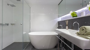 Baignoire, sĂšche-cheveux, serviettes fournies