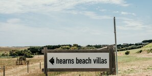 Panneau de signalisation indiquant la direction vers les villas Hearns Beach.