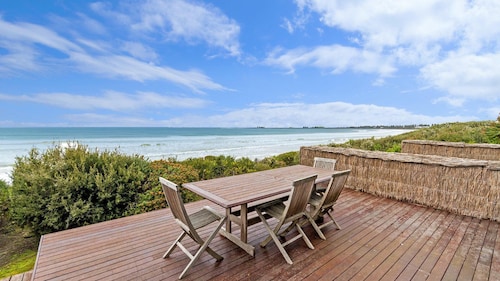 Rubys Beachfront - Absolute Eastern Beach Frontage
