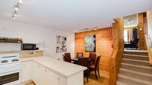 Fridge, microwave, oven, stovetop - Misty Gables - 2/24 Townsend St (Jindabyne)