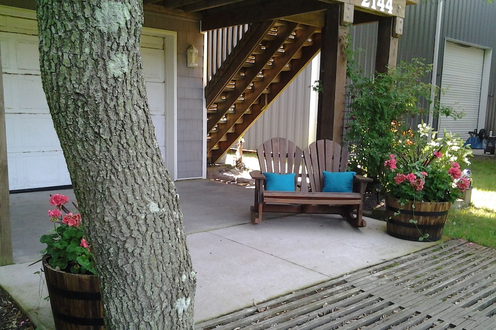 Cozy up in our newly-renovated efficiency suite surrounded by pristine wildlife.