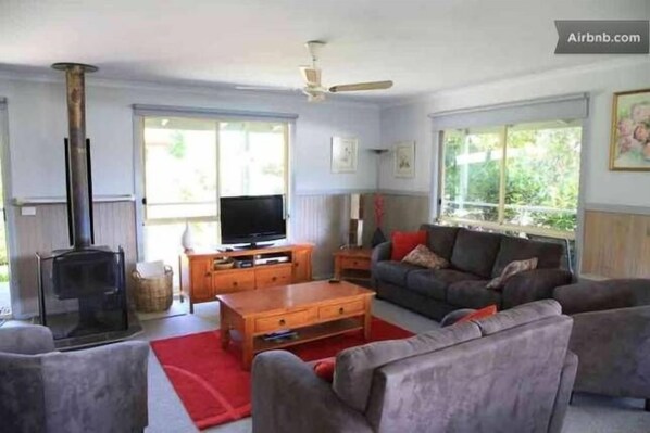 Smart-TV, DVD-Player, Videothek, Stereoanlage