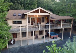 Terrace/patio - Denali-w/Treehouse-6br/5ba-hot tub-wifi-mtn view-firepit-sleeps 14-air hockey (Blue Ridge)