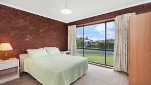 4 bedrooms, WiFi, bed sheets