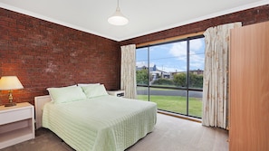 4 bedrooms, WiFi, bed sheets