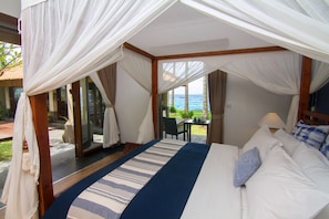 5 bedrooms, iron/ironing board, travel cot, free WiFi - Villa Anjani - Idyllic Beachfront Bali Getaway in Candidasa (Karangasem)