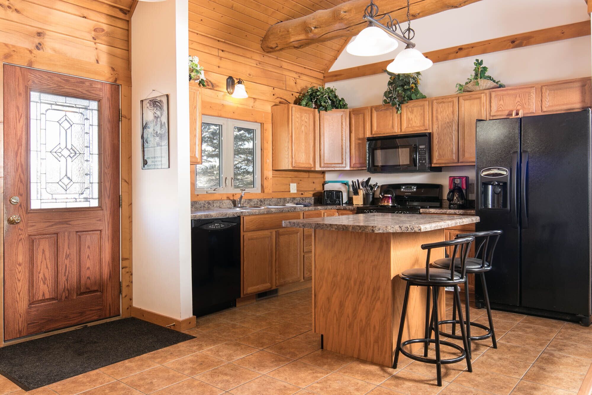 Lux True Log Lakehouse - 100% Privacy, Walk to Lake, Jacuzzi, Fireplace- Enjoy!