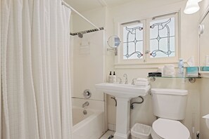 Combined shower/bathtub, hair dryer, towels - Seashell Cottage - Charming Hideaway at the Beach (Montecito)