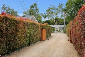 Property grounds - Seashell Cottage - Charming Hideaway at the Beach (Montecito)