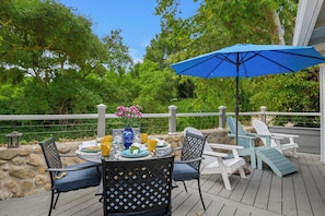 Outdoor dining - Seashell Cottage - Charming Hideaway at the Beach (Montecito)