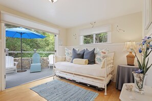 2 bedrooms, iron/ironing board, travel cot, free WiFi - Seashell Cottage - Charming Hideaway at the Beach (Montecito)
