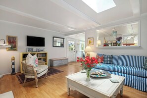 TV, fireplace, DVD player, books - Seashell Cottage - Charming Hideaway at the Beach (Montecito)