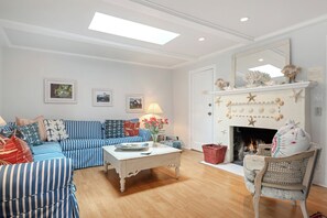 TV, fireplace, DVD player, books - Seashell Cottage - Charming Hideaway at the Beach (Montecito)