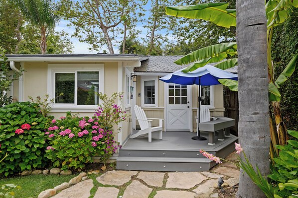 Terrace/patio - Seashell Cottage - Charming Hideaway at the Beach (Montecito)