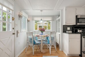 Fridge, microwave, oven, stovetop - Seashell Cottage - Charming Hideaway at the Beach (Montecito)