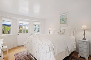 2 bedrooms, iron/ironing board, travel cot, free WiFi - Seashell Cottage - Charming Hideaway at the Beach (Montecito)