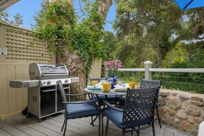 Outdoor dining - Seashell Cottage - Charming Hideaway at the Beach (Montecito)