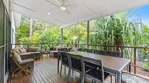 Outdoor dining - 15 Esprit Drive - Rainbow Shores. Wifi. Close to beach (Rainbow Beach)