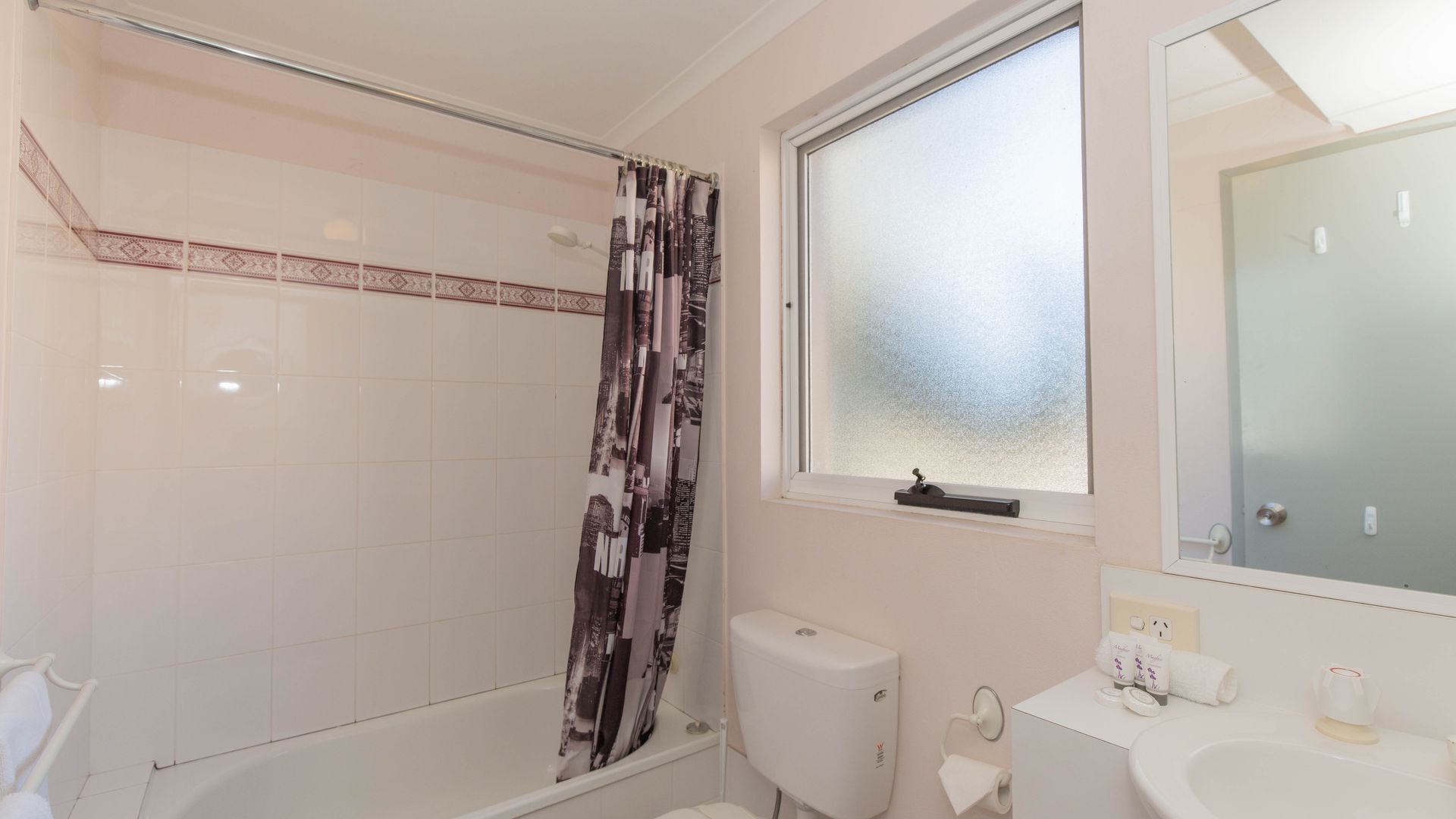 Cascades - 13/3 Kurrajong Street — image 8