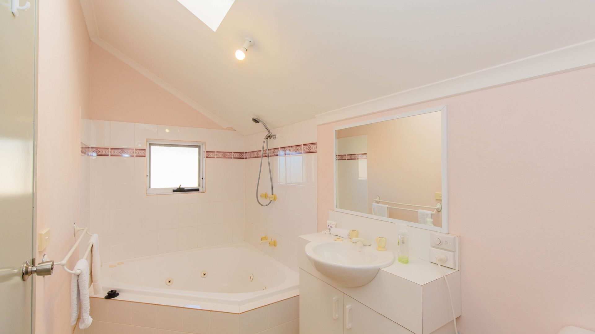 Cascades - 13/3 Kurrajong Street — image 6