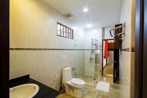 Ein modernes Badezimmer mit Duschkabine, Toilette und Waschbecken.