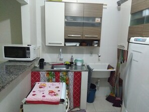 冷蔵庫、電子レンジ、オーブン、コンロ