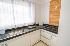 Geladeira, micro-ondas, cooktop, liquidificador