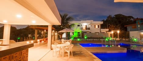 Ulkouima-allas, aurinkotuoleja