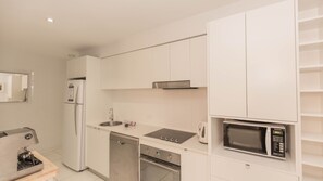 Kühlschrank, Mikrowelle, Ofen, Herdplatte